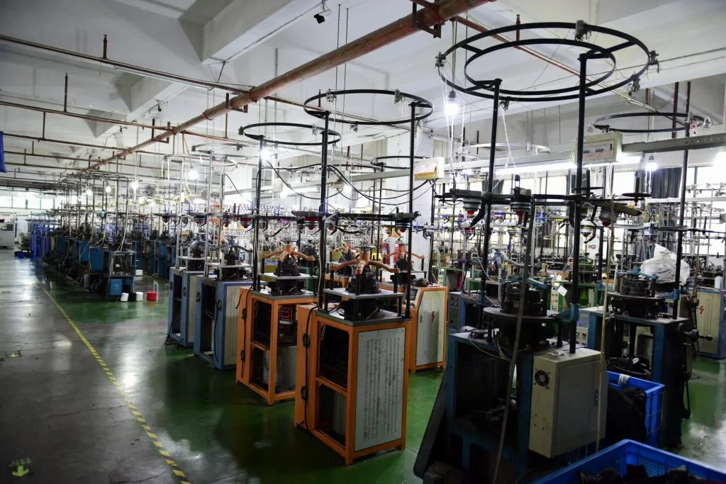 Circular knitting machine producing a continuous knit tube