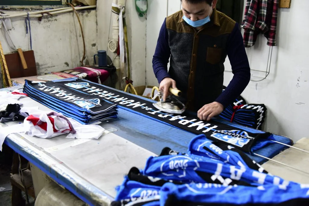 Heat setting a knitted scarf to stabilise its final dimensions